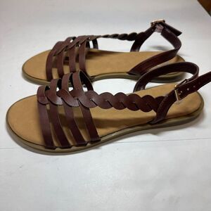 Journee Collection Womens 10 M Brown Faux Leather Solay Flat Sandals NEW XJ5